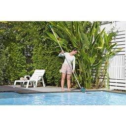 AquaGrip akkubetriebener Handpoolsauger mit Filterkartusche