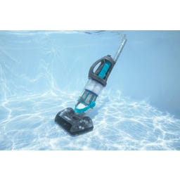 AquaGrip akkubetriebener Handpoolsauger mit Filterkartusche